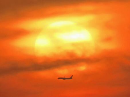夕日とジェット機 夕日とジェット機の写真