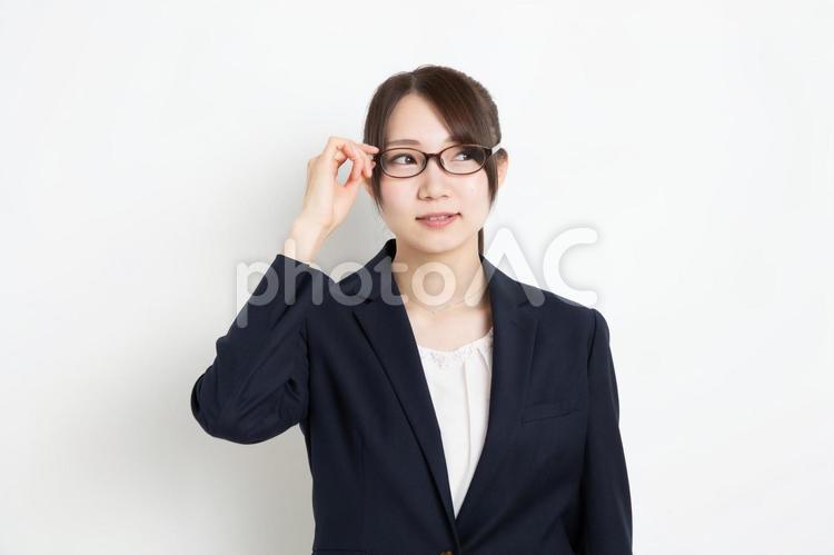 メガネに手をかけ視線をそらしているビジネスウーマン 女,女性,日本人の写真素材