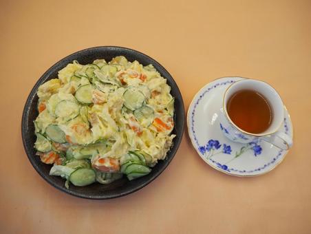 自家製・ポテトサラダ&紅茶 自家製・ポテトサラダ&紅茶 ポテトサラダ,自家製,じゃがいもの写真素材