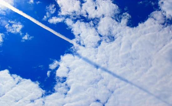 雲に映る飛行機雲の影 雲に映る飛行機雲の影の写真