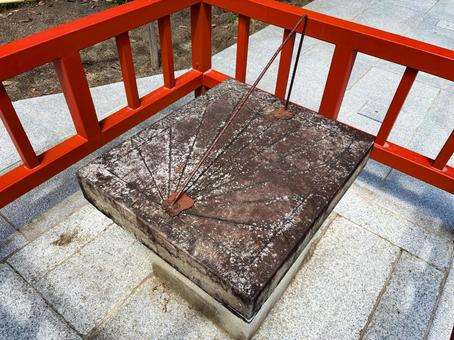 神社境内の古い日時計01の写真