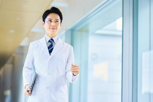 男性医師 病院 歩くドクター 男性医師 病院 歩くドクター 医療,医者,病院の写真素材