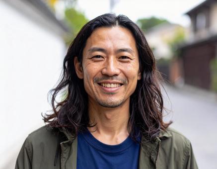 笑顔の長髪男性の写真