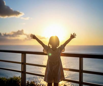 子ども 手のひらを太陽にすかしてみる 子ども 手のひらを太陽にすかしてみるの写真
