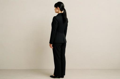 裁判室に入る女性証人 裁判室に入る女性証人の写真
