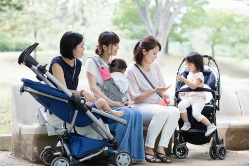 ママ友 母親 育児 ママ友 母親 育児 ママ友,公園,男性の写真素材