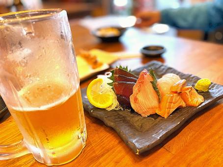 居酒屋で飲み会 居酒屋で飲み会 生ビール,ビール,刺身の写真素材