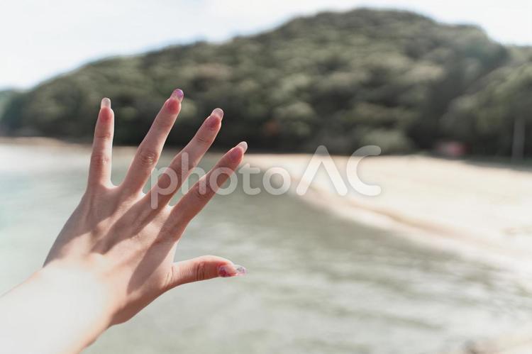 海辺に映える女性の手元⑤ 手,ネイル,女性の写真素材