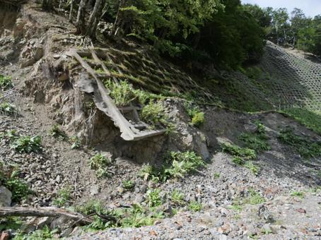 鋸岳登山道 荒れた法面 鋸岳登山道 荒れた法面 鋸岳,林道,落石の写真素材