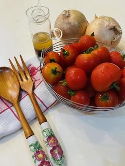キッチンで作る新鮮野菜のサラダ キッチンで作る新鮮野菜のサラダ キッチン,トマト,たまねぎの写真素材
