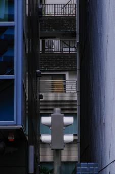 建物の隙間から見える風景 建物の隙間から見える風景の写真