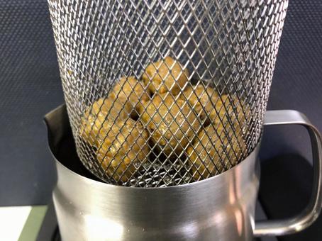 バスケットを使って揚げた肉団子の油を切る バスケットを使って揚げた肉団子の油を切る フライ,油,フライヤーの写真素材