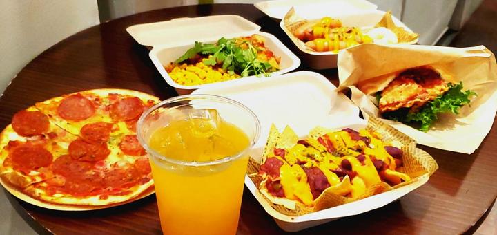 ハイカロリーなテイクアウトのパーティー ジャンクフード,持ち帰り,テイクアウトの写真素材