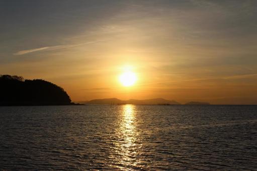 あけぼのの輝き 夜明け,希望,生命の息吹の写真素材