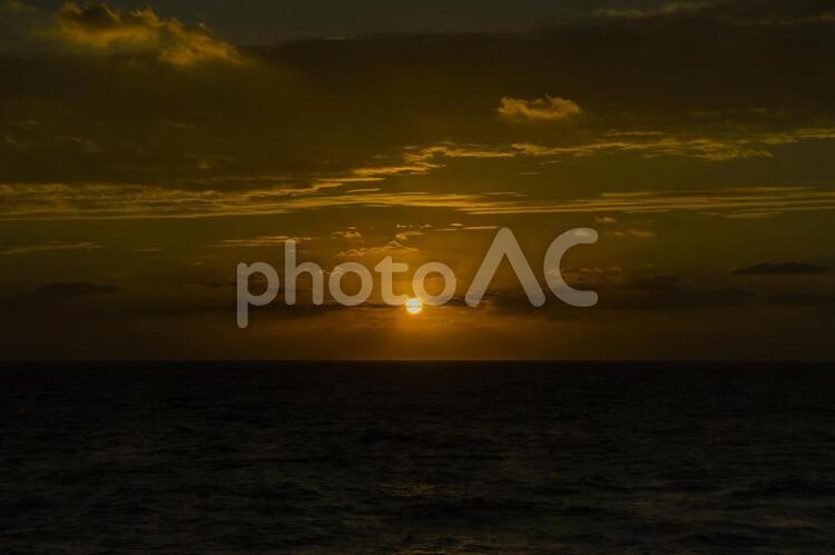 おがさわら丸からの美しい太平洋の日の出 日の出,太平洋,小笠原の写真素材