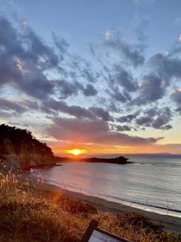 長者ヶ崎の夕焼けと黄金色のススキ 長者ヶ崎,神奈川県,葉山の写真素材
