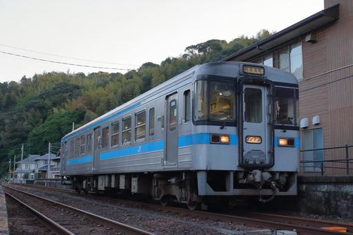 JR牟岐線、キハ1000形、1003号の写真