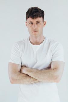 腕組みをする男性（白背景） 男性,外国人,欧米人の写真素材