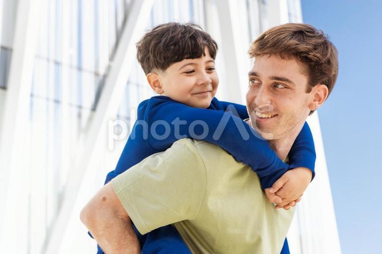 父におんぶされる息子 親子,人物,父の写真素材