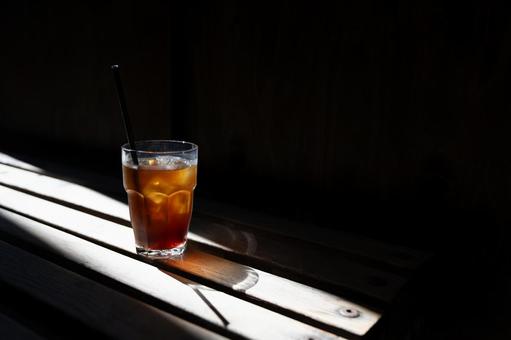背景が黒色のクールなアイスコーヒー横 背景が黒色のクールなアイスコーヒー横 コーヒー,アイスコーヒー,カフェの写真素材