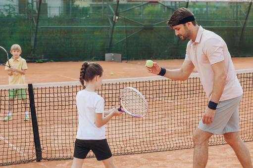 ネット前でテニスを学ぶ子供たちと男性 子供,テニス,指導の写真素材