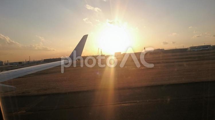 夕暮れの飛行機 たそがれ,光,出発の写真素材