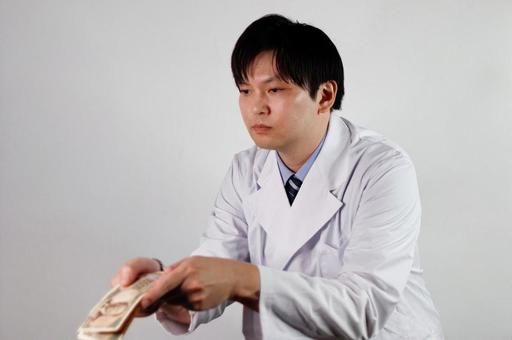 お金を渡す白衣の男性 お金を渡す白衣の男性 男性,白衣,ビジネスマンの写真素材