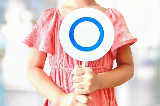 まるプレートを持つ子供の手 まるプレートを持つ子供の手 正解,答え,まるの写真素材
