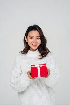 プレゼントを持つ女性 クリスマス プレゼントを持つ女性 クリスマスの写真