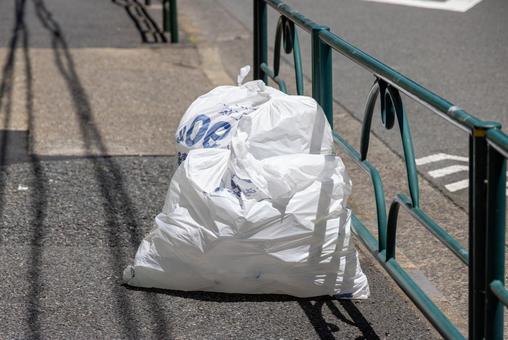 道路脇に出された白い大きなゴミ袋 道路脇に出された白い大きなゴミ袋 ゴミ,ごみ袋,袋の写真素材