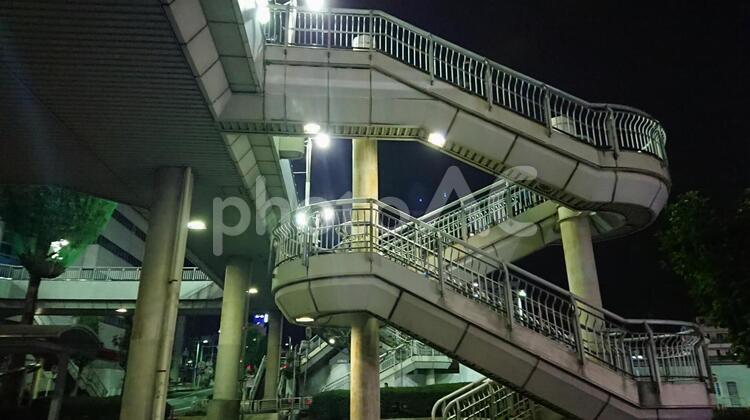 深夜の階段 階段,街灯,夜の写真素材