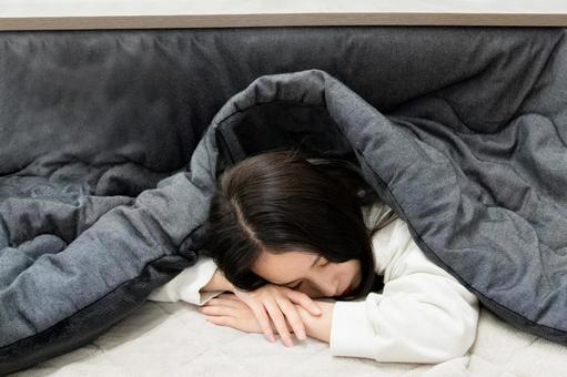 こたつで眠る女性 こたつ,こたつ布団,こたつ机の写真素材