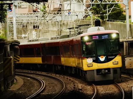 七条駅を発車した京阪8000系特急4 七条駅を発車した京阪8000系特急4 京阪電車,京阪特急,特急の写真素材