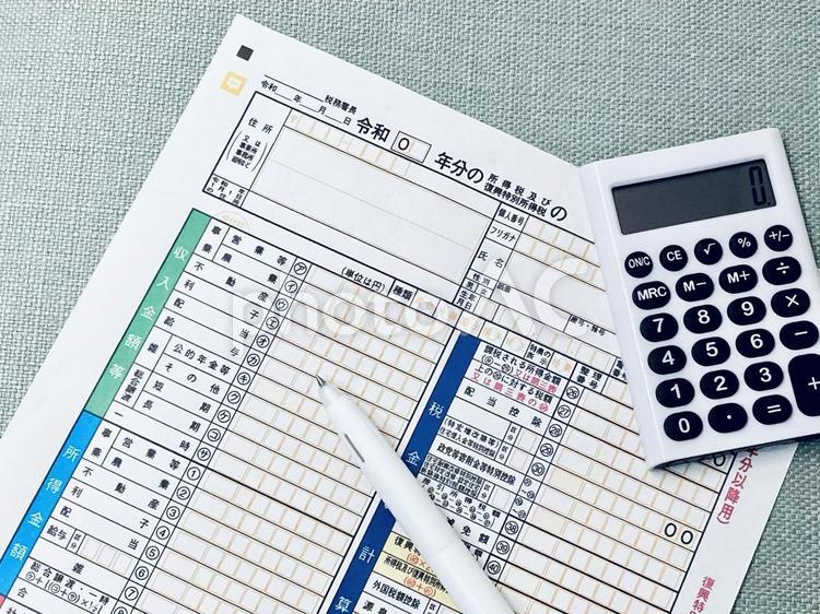 確定申告書と電卓2 確定申告書,確定申告,タックスの写真素材