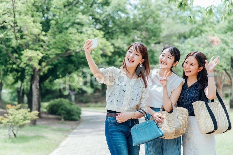 旅行する女性たち（スマホ・自撮り） 旅行,スマホ,スマートフォンの写真素材