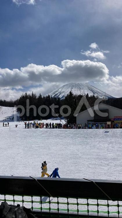 雲のかぶりものしてる富士山 富士山,雲,面白雲の写真素材