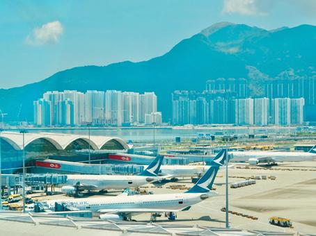 香港国際空港とビル群と山並み 青空,空,空港の写真素材