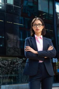 オフィスビルの外で腕組みをして立つビジネスウーマン ビジネスウーマン,ビジネス,女性の写真素材