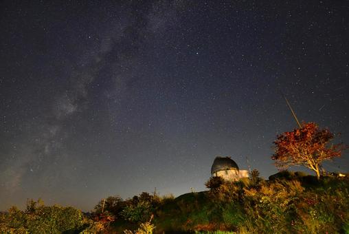 天文台と満天の星空 天文台と満天の星空 天文台,星空,天の川の写真素材