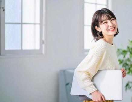 ノートパソコンを持つ女性12 ノートパソコンを持つ女性12の写真