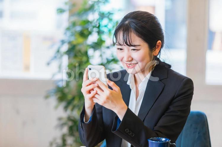 スマホを使うビジネスウーマン スマホ,アプリ,携帯電話の写真素材