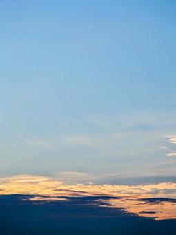 夏の夕空・淡いオレンジの雲 真夏,夕空,夏の空の写真素材