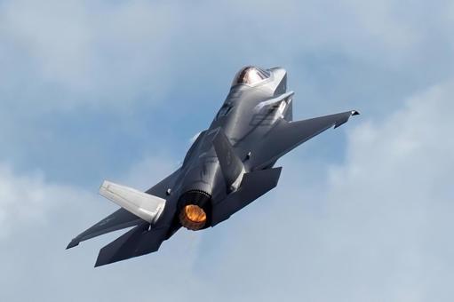 垂直上昇するF-35 fー35,アフターバーナー,エアショーの写真素材