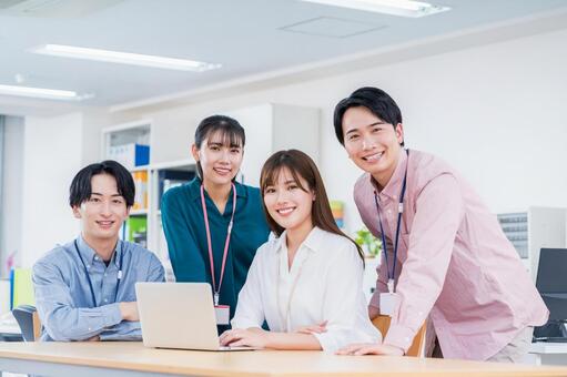 オフィスで働く若いビジネスマン。 ビジネス,人物,日本人の写真素材