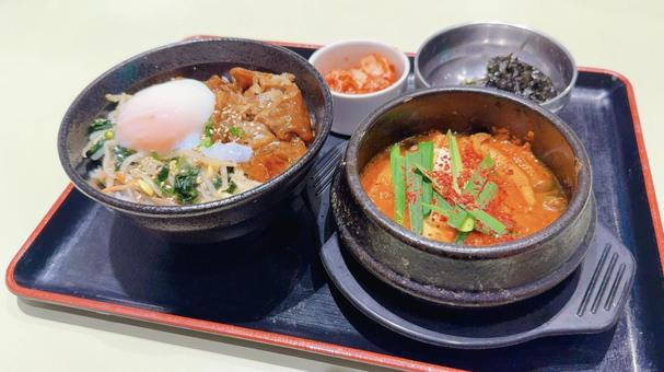 カルビ丼とスンドゥブ定食 カルビ丼とスンドゥブ定食 丼,丼物,カルビ丼の写真素材
