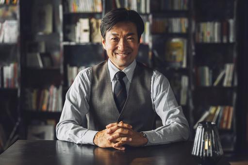 書斎にいる中年ビジネスマン(法律事務所) 書斎にいる中年ビジネスマン(法律事務所) 法律事務所,弁護士,専門家の写真素材