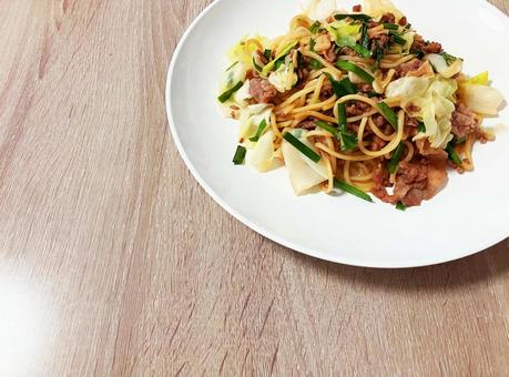 お皿に盛られた焼きそば お皿に盛られた焼きそば 焼きそば,ソース焼きそば,麺類の写真素材