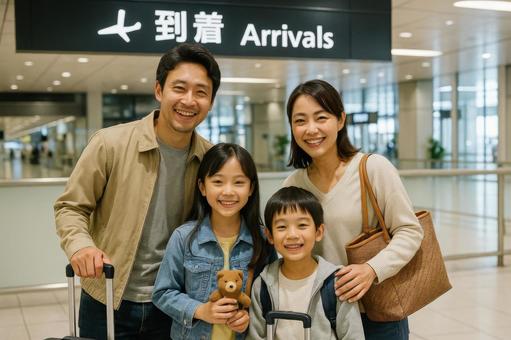 帰国直後に記念撮影をする日本人家族 帰国直後に記念撮影をする日本人家族の写真