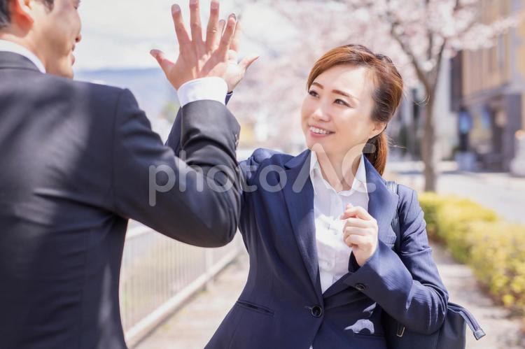 外出する会社員 ハイタッチ,同僚,ビジネスウーマンの写真素材