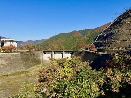 秋の福井の九頭竜ダム　紅葉に色づく湖 秋,晩秋,九頭竜ダムの写真素材